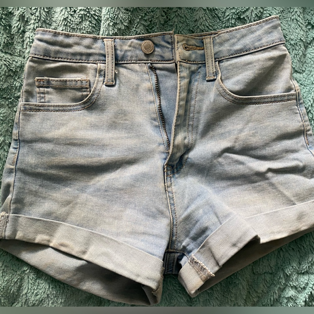 FOREVER 21 LIGHT WASH DENIM SHORTS